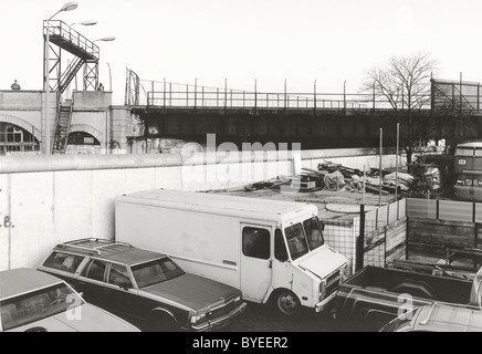 Blick über die Mauer in 1985, S-Bahn Eisenbahnbrücke mit Zäunen und Grenzsoldaten im östlichen Teil des Stockfoto