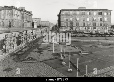 Blick über die Mauer in 1985, Martin-Gropius-Bau auf der Westseite der heutigen House Of Representatives, auf der Ostseite Stockfoto