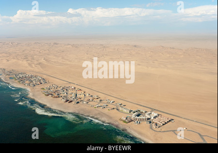 Luftaufnahme der Ferienorte entlang der Straße von Swakopmund Walvis Bay zwischen Namib-Wüste und Atlantik. Stockfoto