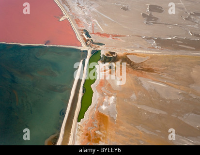Luftaufnahme von salzhaltigem Wasser an der Saline von Walvis Bay zwischen Namib-Wüste und Atlantik. Stockfoto