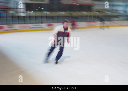 Mann, Schlittschuhlaufen auf einer Eisbahn in Nove Zamky Slowakei Stockfoto