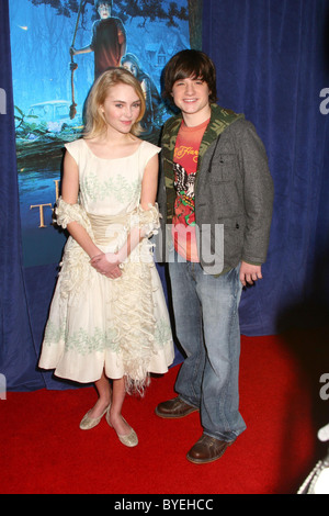 AnnaSophia Robb und Josh Hutcherson Los Angeles Premiere von "Brücke nach Terabithia" am El Capitan Theater Hollywood, Stockfoto