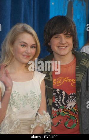 AnnaSophia Robb und Josh Hutcherson Los Angeles Premiere von Walt Disney Pictures und Walden Media "Brücke nach Terabithia" an Stockfoto