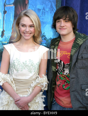 AnnaSophia Robb und Josh Hutcherson Los Angeles Premiere von Walt Disney Pictures und Walden Media "Brücke nach Terabithia" an Stockfoto