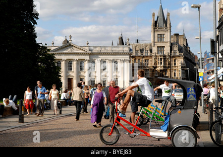 Fahrrad-taxis außerhalb Hochschulen in der alten Stadt von Cambridge, Cambridgeshire, Großbritannien Stockfoto