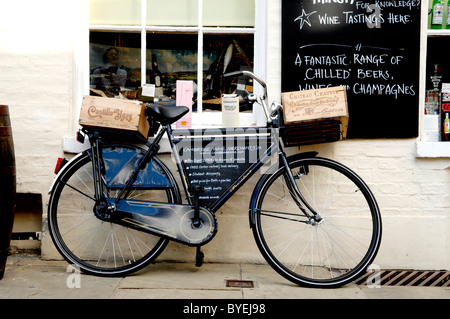 Ein Metzger Fahrrad Werbung außerhalb einer off-Lizenz in alte Stadt von Cambridge, Cambridgeshire, Großbritannien Stockfoto