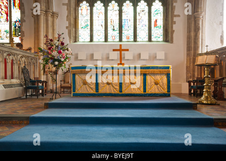 Der Altar und die Ostfenster In St. Marys Kirche innen Roggen East Sussex England Stockfoto