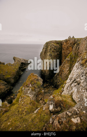 Hausruine und dem schroffen nördlichen Ostküste Heritage Trail zwischen Port Nis und Tolsta, Isle of Lewis, äußeren Hebriden, Schottland Stockfoto