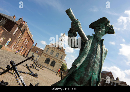 Statue von Kapitän George Vancouver (1757-1798) vor das Custom House in King's Lynn, Norfolk Stockfoto