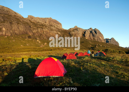 Madagaskar Andringitra Parc national NP camp camping am frühen Morgen Sonne breit Land Landschaft Madagaskar Afrika Afrika Berg pla Stockfoto