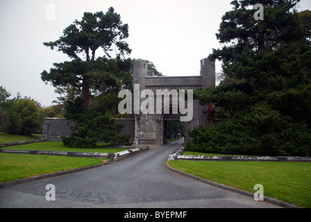 Penrhyn Castle Bangor Gwynedd Wales UK National Trust Eigenschaft Eingang Torhaus Stockfoto