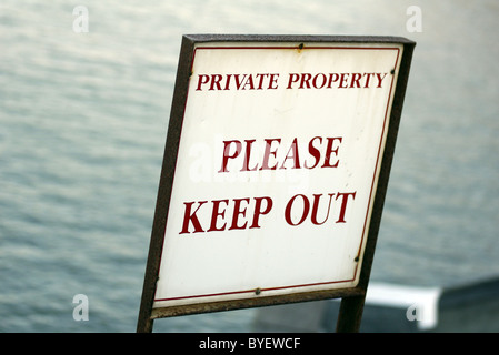 Ein "Bitte halten Sie sich" Schild am Küchenecke im Rhossili auf der Gower-Halbinsel. Es ist ein altes Bootshaus über dem Meer. Stockfoto