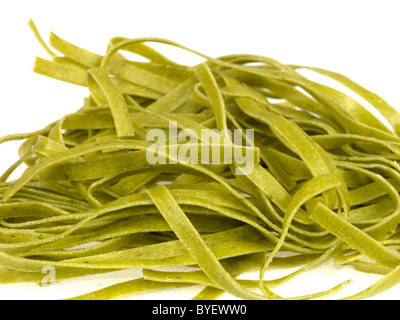 Frisch zubereitete oder produzierten Italienischen oder Mediterranen Stil Fettuccine Verde oder Bandnudeln gegen einen weißen Hintergrund mit Keine Personen Stockfoto