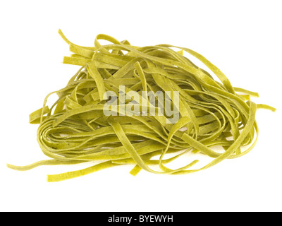 Frisch zubereitete oder produzierten Italienischen oder Mediterranen Stil Fettuccine Verde oder Bandnudeln gegen einen weißen Hintergrund mit Keine Personen Stockfoto