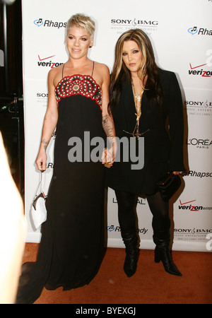 Rosa "Alecia Moore" und Lisa Marie Presley 2007 Clive Davis Pre-GRAMMY Awards Party - Ankünfte im The Beverly Hilton Hotel statt Stockfoto