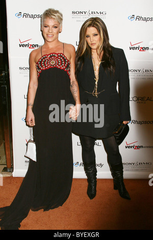 Rosa "Alecia Moore" und Lisa Marie Presley 2007 Clive Davis Pre-GRAMMY Awards Party - Ankünfte im The Beverly Hilton Hotel statt Stockfoto