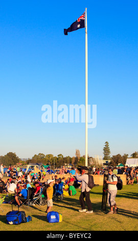 Kamera Crew film Massen feiern Australien Tag am South Perth Vorland in Sir James Mitchell Park unter einer australischen Flagge Stockfoto