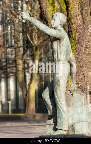 Skulptur des "Coventry jungen" außerhalb der Kathedrale, Coventry, West Midlands, UK Stockfoto