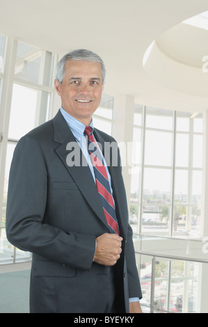 Applying Geschäftsmann im modernen Büro Lobby stehen. Stockfoto