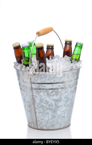 Verschiedene Bierflaschen in einem Eimer Eis isoliert auf einem weißen Hintergrund. Stockfoto