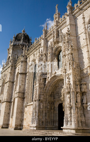 Unglaublich reich verzierte Tür, Hieronymus-Kloster aka Mosteiro Dos Jerónimos, Belém, Lissabon, Portugal Stockfoto