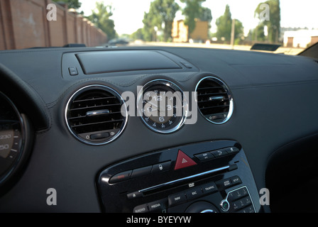 Peugeot RCZ 2.0 HDi - mein 2010 - blau Metallic - französische populäre Coupé, Sportwagen - Innenansicht Stockfoto