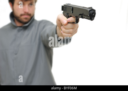Mann mit einer Pistole isoliert auf weißem Hintergrund. Stockfoto