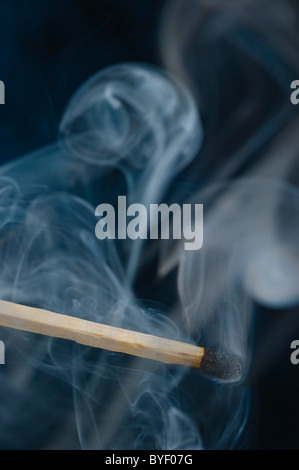Ein gewöhnlicher Haushalt Sicherheit Match - Rauchen, auf schwarz. Stockfoto