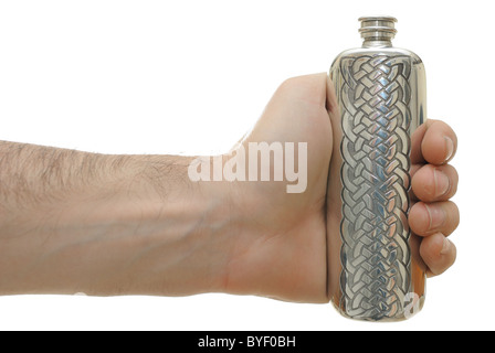 Hand hält eine Flasche isoliert auf weiss. Stockfoto