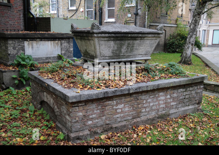 Ein großes Denkmal auf dem kleinen Friedhof angebracht, St Mary Magdalene Kirche, Richmond Upon Thames, Surrey, UK. Stockfoto