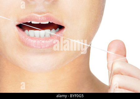 Kaukasische Mädchen Zahnseide ihre Zähne, Nahaufnahme, isoliert auf weißem Hintergrund Stockfoto