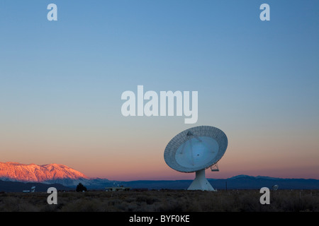 Morgendämmerung am Observatorium Radioteleskope, Owens Valley, Kalifornien Stockfoto