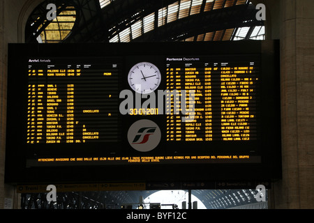 Abflüge und Ankünfte Board bei der zentralen Hauptbahnhof in Mailand Italien Stockfoto