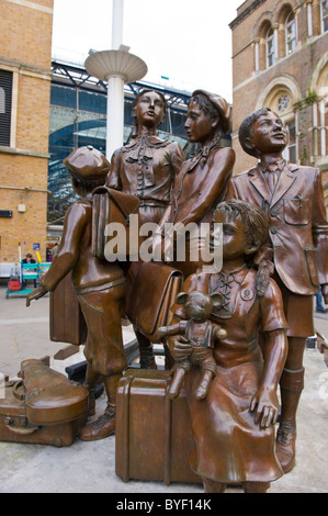 Skulptur von Frank Meisler & Arie Ovadia 2006 in Dankbarkeit von den Kindern der Kindertransport von AJR & CBFWJR gespendet Stockfoto