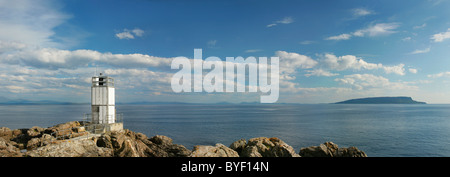 Punkt des Sleat Leuchtturm auf der Insel Skye und Blick auf die Insel von Canna, Schottland. Stockfoto