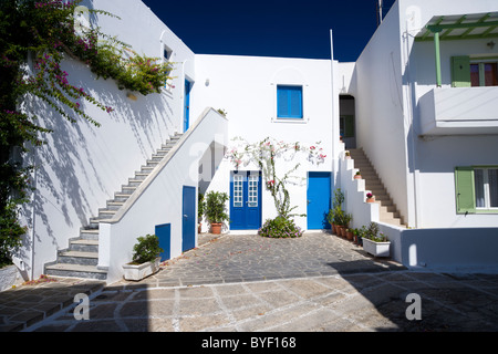 Typisch kykladischen Häusern im Dorf Naoussa, auf der griechischen Kykladen-Insel Paros. Stockfoto