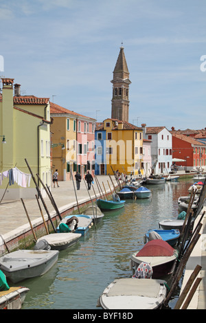 Bunt bemalten Kai Häuser in Burano mit Campanile von San Martino im Hintergrund Stockfoto