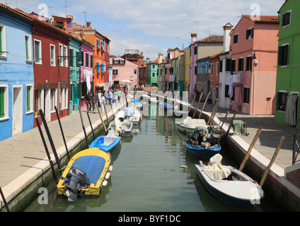 Bunt bemalte Häuser am Kai in Burano Italien Stockfoto