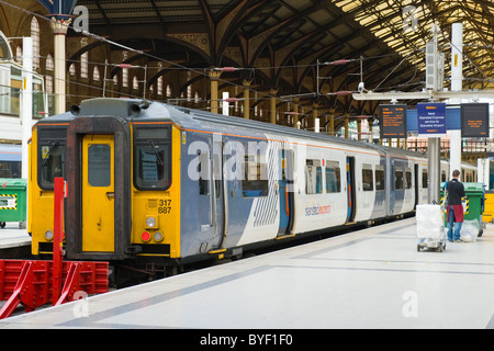 London, Liverpool Street Station, Stansted Express-Zug am Bahnsteig mit sauberer Vorbereitung für den Abflug Stockfoto