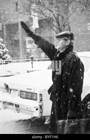 Geschäftsmann Hailing Cab in Snowstorm, NYC 1995 Vintage Stockfoto