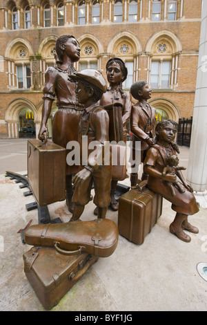 Skulptur von Frank Meisler & Arie Ovadia 2006 in Dankbarkeit von den Kindern der Kindertransport von AJR & CBFWJR gespendet Stockfoto