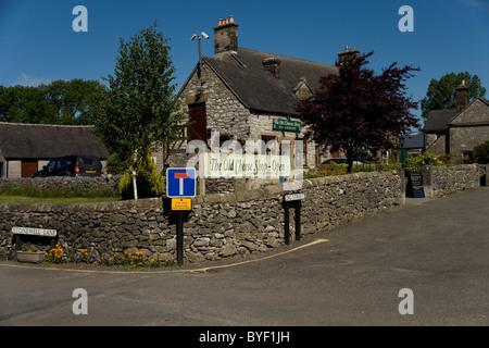 Hartington Dorfplatz und die alten Käseladen in Derbyshire Stockfoto