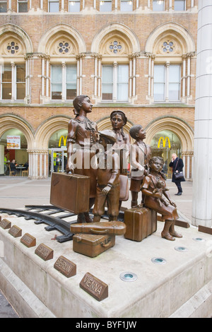 Skulptur von Frank Meisler & Arie Ovadia 2006 in Dankbarkeit von den Kindern der Kindertransport von AJR & CBFWJR gespendet Stockfoto