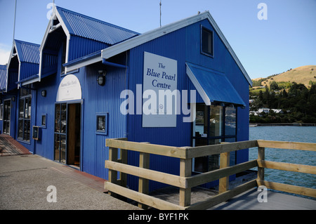 Das Blue Peal Centre am Hafen von Akaroa ist eine kleine malerische historische Stadt von Akaroa und die älteste von Canterbury. Es ist zuerst eine alte französische Siedlung Stockfoto