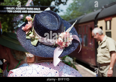 Frauen tragen traditionelle Hut, The Severn Valley Bahnhof Arley, Worcestershire Stockfoto
