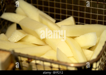 Roh in Scheiben geschnittenen hausgemachten Chips aus frischen Kartoffeln Stockfoto