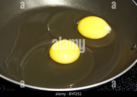 zwei rohe Eiern geknackt zum Braten in einer Pfanne anbraten Stockfoto