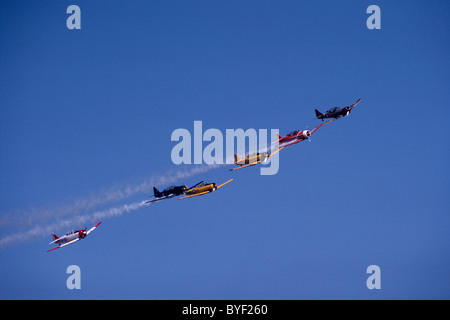 Harvard Mark IV Jagdflugzeug fliegen in Formation, Abbotsford International Airshow, BC, Britisch-Kolumbien, Kanada Stockfoto