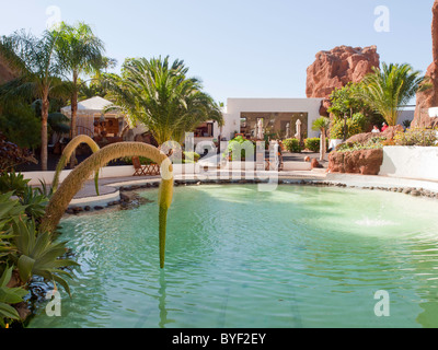 Die garden Pool im Lagomar sobald ein Haus von Omar Sharif von Cesar Manrique, jetzt eine Museum Nachtclub und Gourmet-Restaurant entworfen Stockfoto