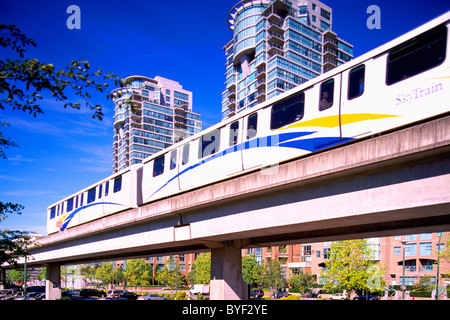 Vancouver, BC, Britisch-Kolumbien, Kanada - Skytrain Rapid Transit System Reisen vorbei an Hochhäusern in Stadt Stockfoto